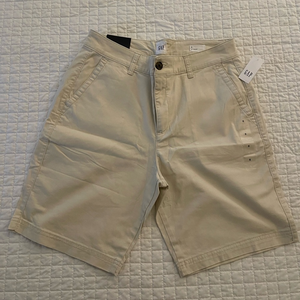 GAP women’s 6” Bermuda Flat Front Shorts-NWT